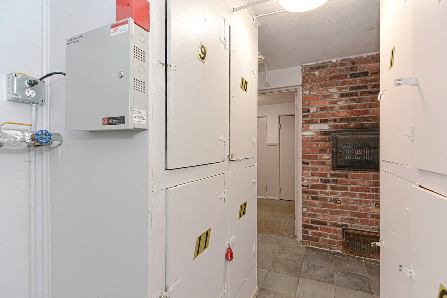 Building Photo - 4 Colonial Village Dr