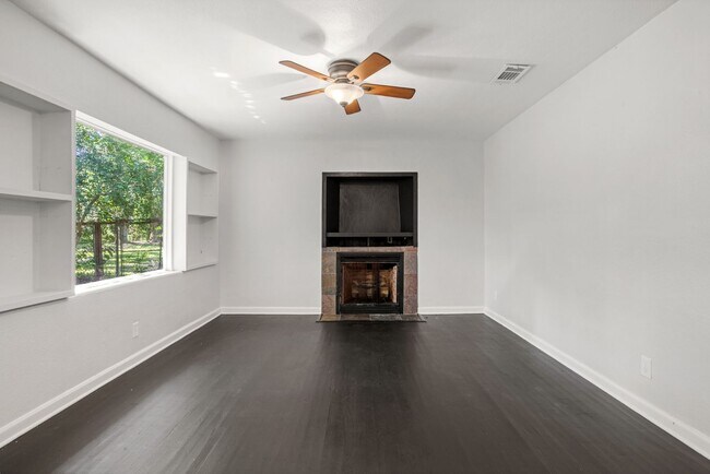 Building Photo - 207 Tonawanda Dr
