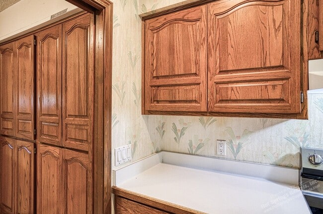 Building Photo - East Gate Area | Home | Unfurnished