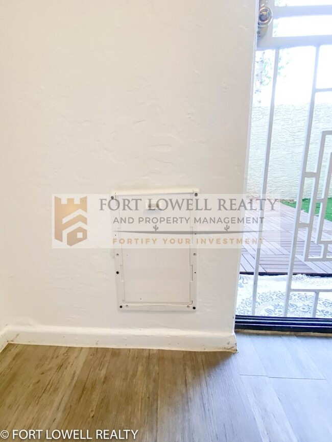 Building Photo - 2 Bed 2.5 Bath Townhome
