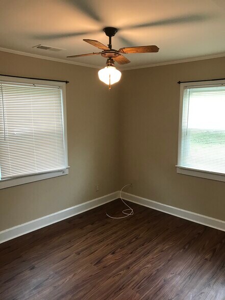 Building Photo - 1048 McDow Dr