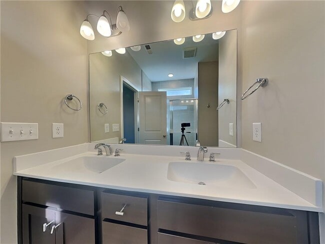 Building Photo - 153 Everett Sq