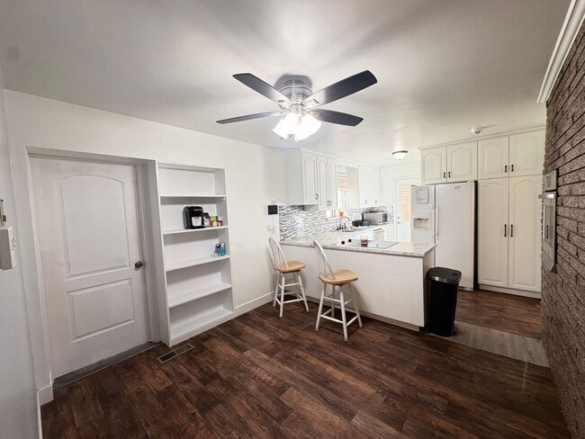 Building Photo - 437 Circleway Dr