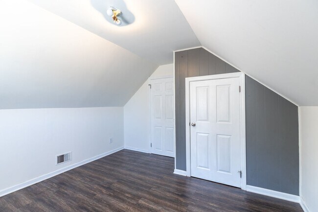 Building Photo - 4 bedrooms 1 bath