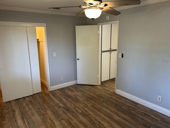 Building Photo - 2 Bedroom, 1.5 Bath 1,080 Square Foot Condo