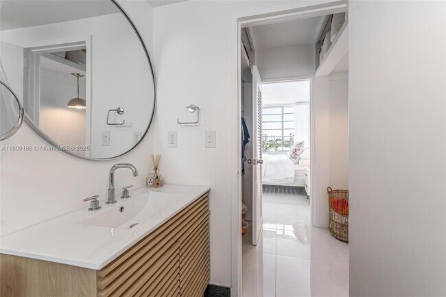 Building Photo - 9101 E Bay Harbor Dr