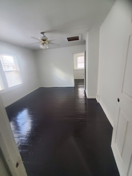 Building Photo - 11806 Farringdon Ave