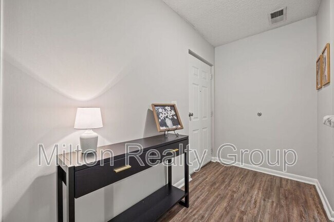 Building Photo - 74 Fantasy Ln