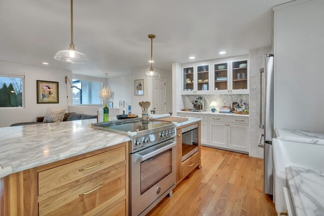 Building Photo - Renovated 5-Bedroom Home on Cul-de-Sac with Park Views & Stunning Outdoor Living