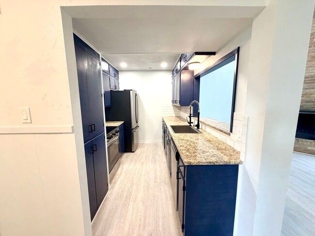 Building Photo - Stylish Two-Story Duplex with Loft, Fireplace & Private Backyard in New Braunfels!