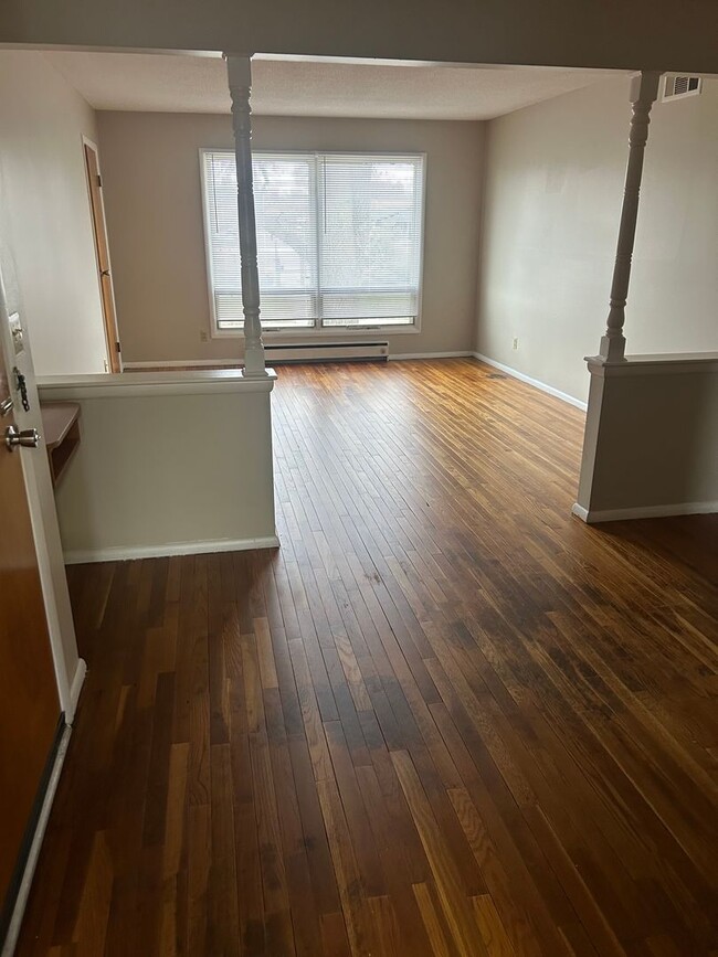 Building Photo - 2 bed 1 bath apartment, hardwood floors, l...