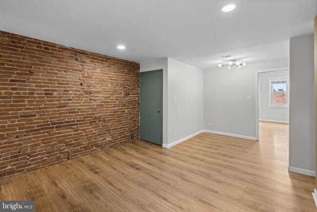 Building Photo - 1305 Light St