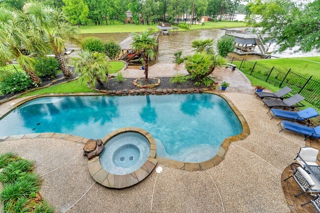 Building Photo - 8311 Shoregrove Dr