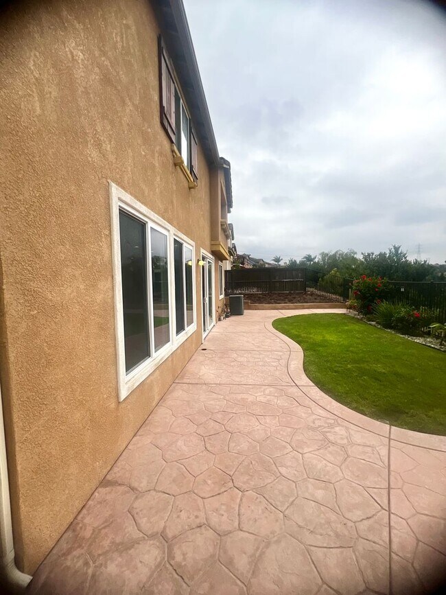 Building Photo - Stunning 4br + Den located on a view lot i...