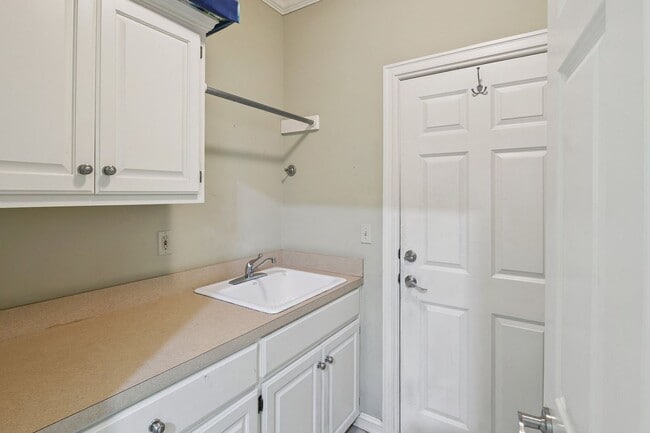 Building Photo - 4 Bedroom + Bonus Room & Office with Gorgeous Pool