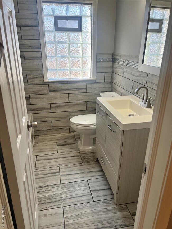 Building Photo - 18558 Woodland St