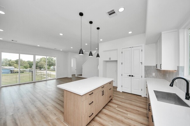 Building Photo - 6949 Foster St