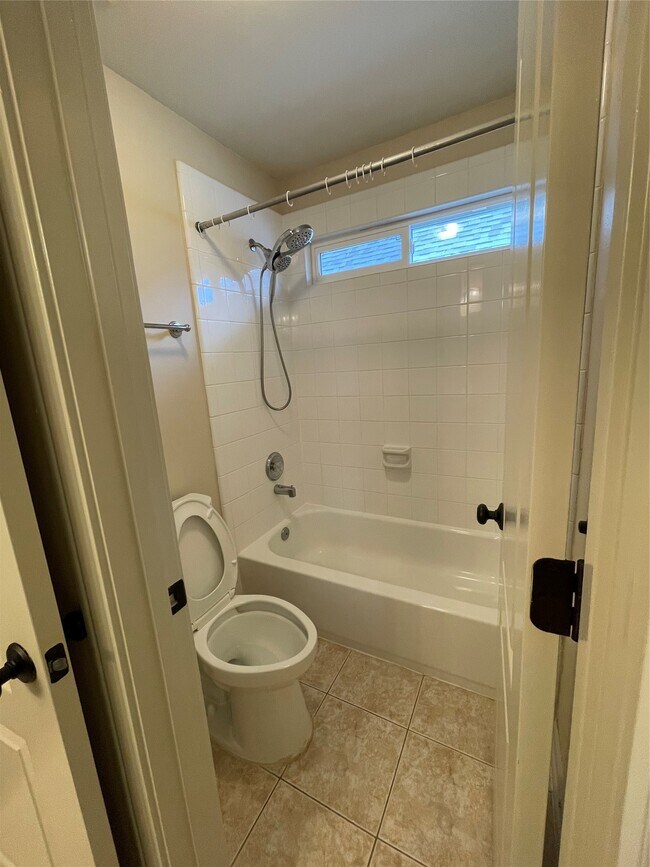 Building Photo - 1759 Lakeside Enclave Dr