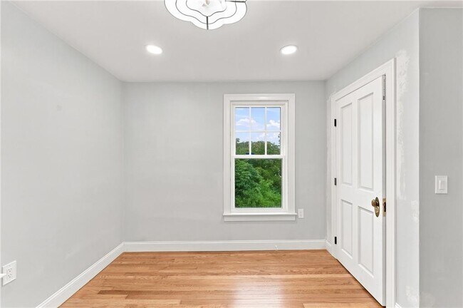Building Photo - 1552 Kingstown Rd