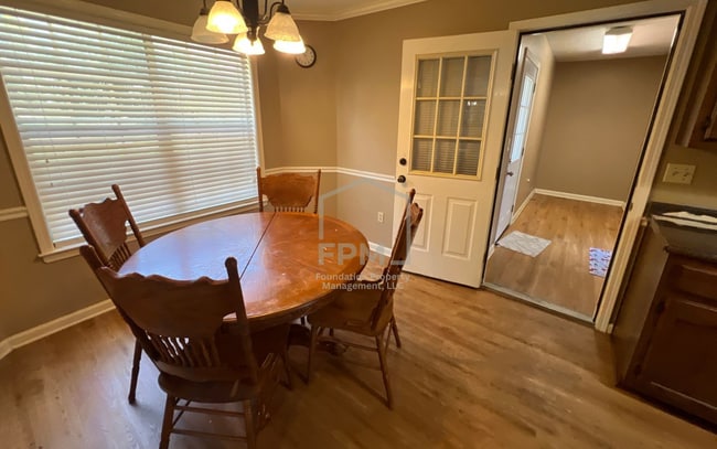 Building Photo - 1095 Carriage Dr S