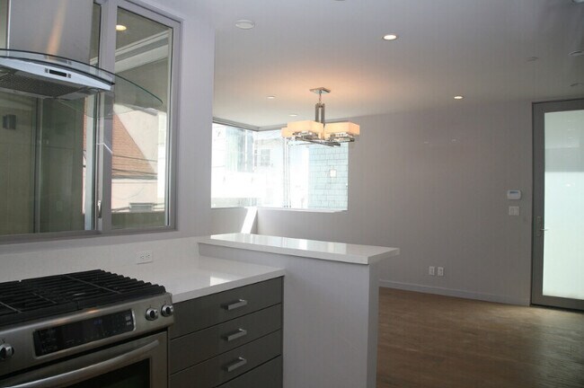 Building Photo - 310 16th Pl