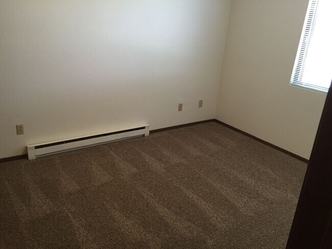 Building Photo - 2 BR 1BA Walkout Patio Garage Included