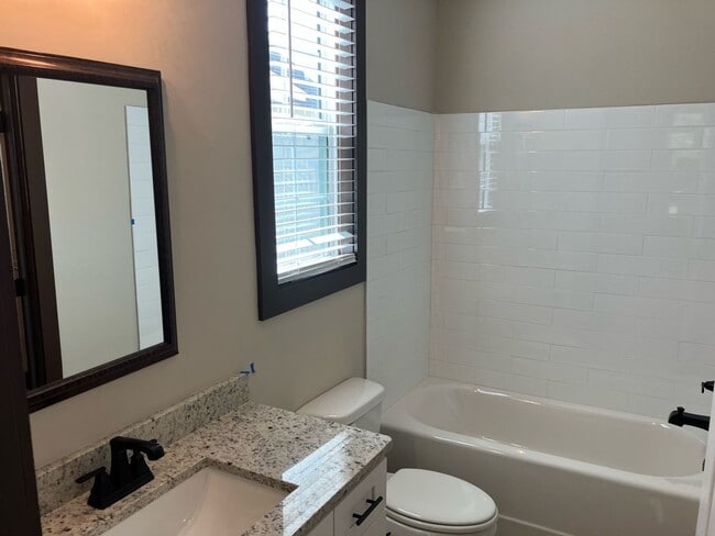 Building Photo - Super Cute 2 Bedroom House in Fox Run Village