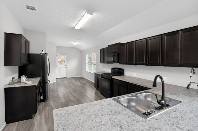 Building Photo - Spacious 3 Bed / 2 Bath w/ Large Kitchen & Natural Light