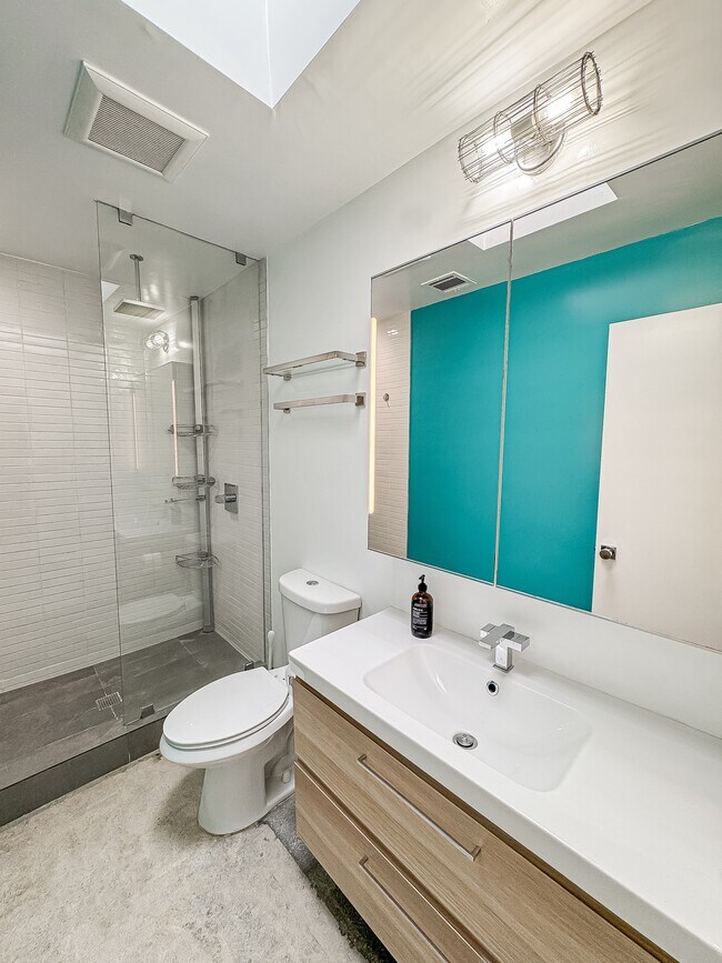 Building Photo - 3809 Floral Dr