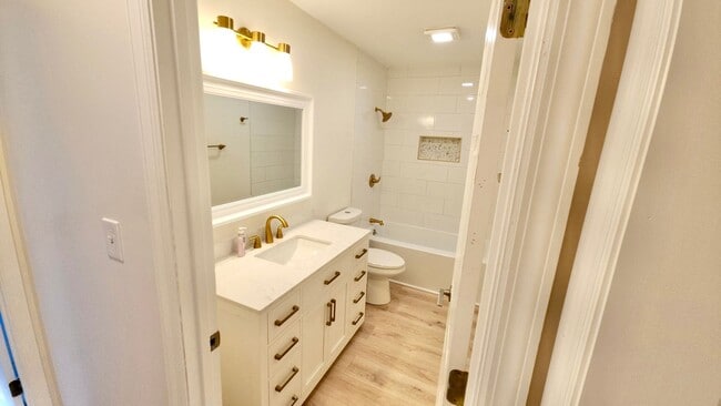 Building Photo - Knoxville 37920 - Completely Renovated 4 Bedroom, 4 Bath home - Contact Tanner Fee (865) 850-5103