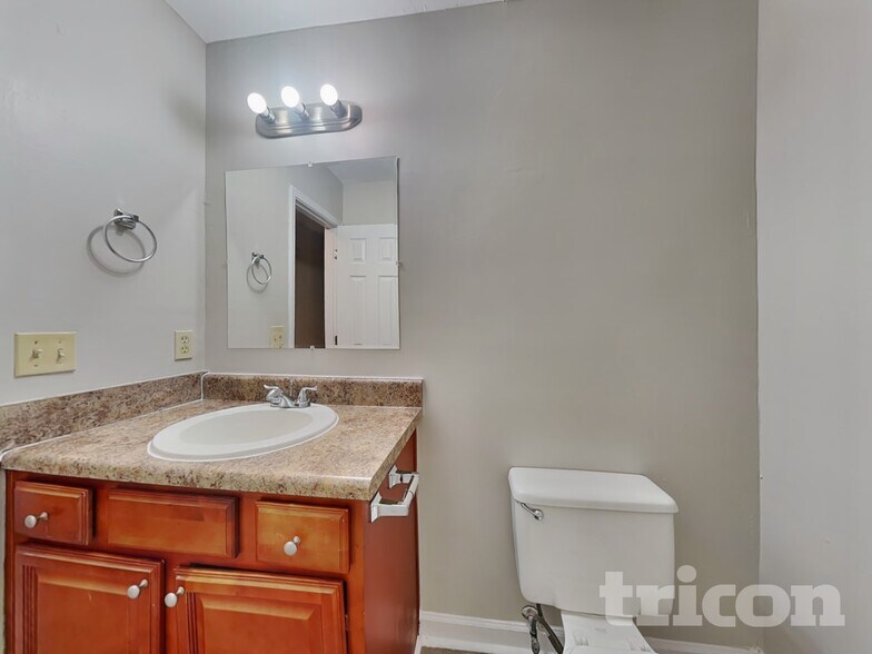 Building Photo - 605 Lake Dr SW