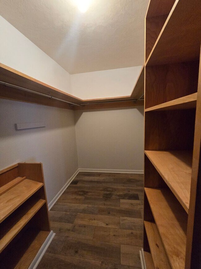 Building Photo - Charming Farmhouse