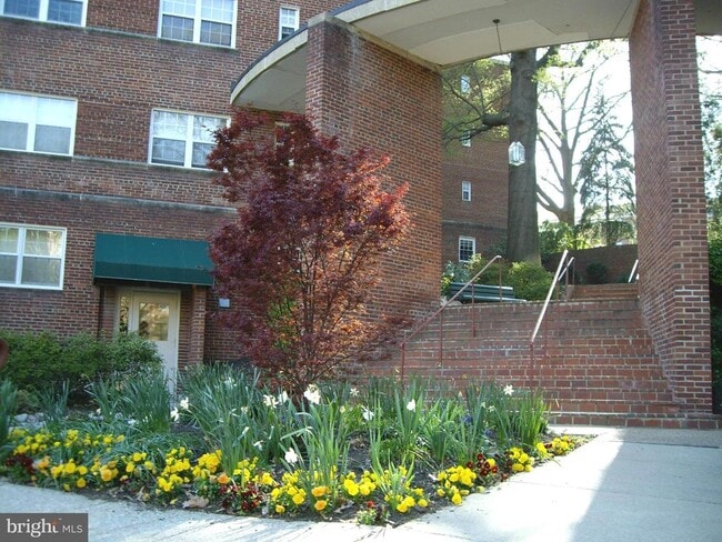 Building Photo - 1320 Fort Myer Dr