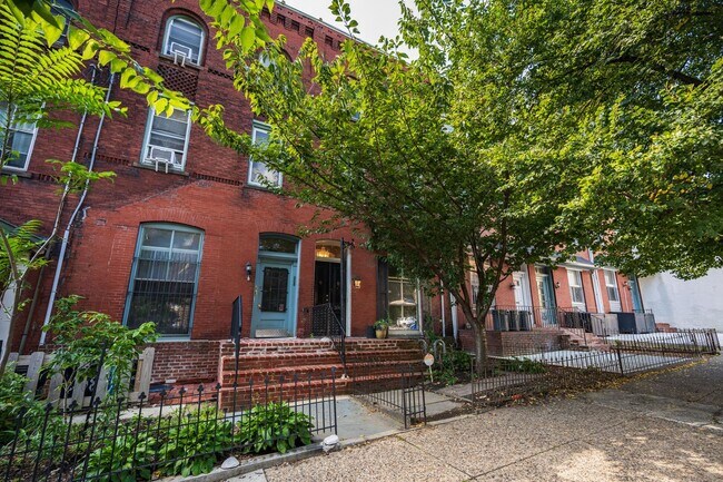 Building Photo - 206 S 43rd St