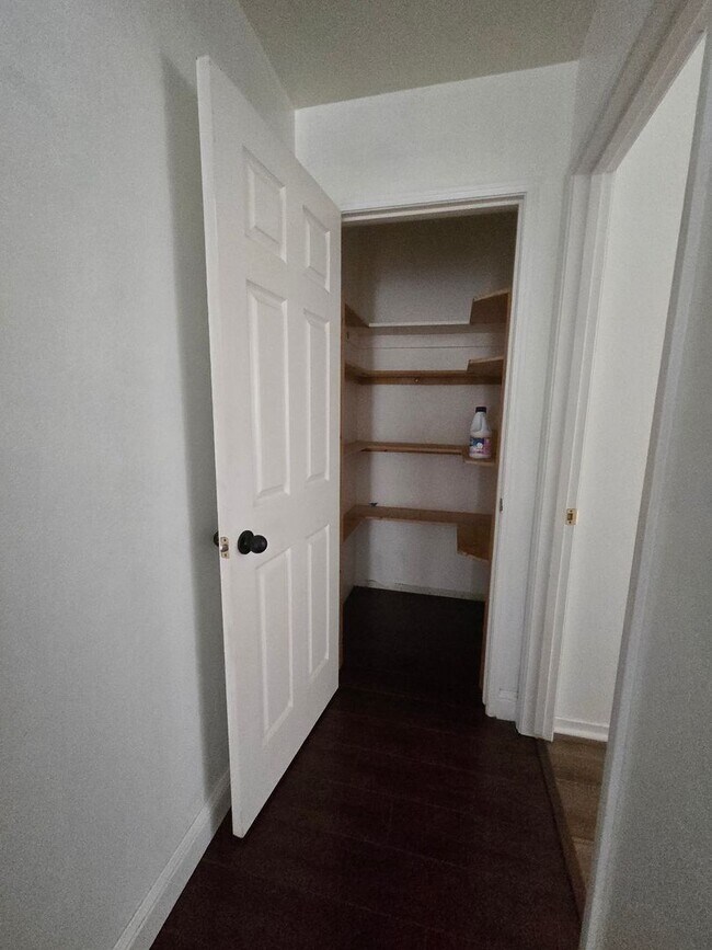 Building Photo - 3 BR 2 BA Available Now