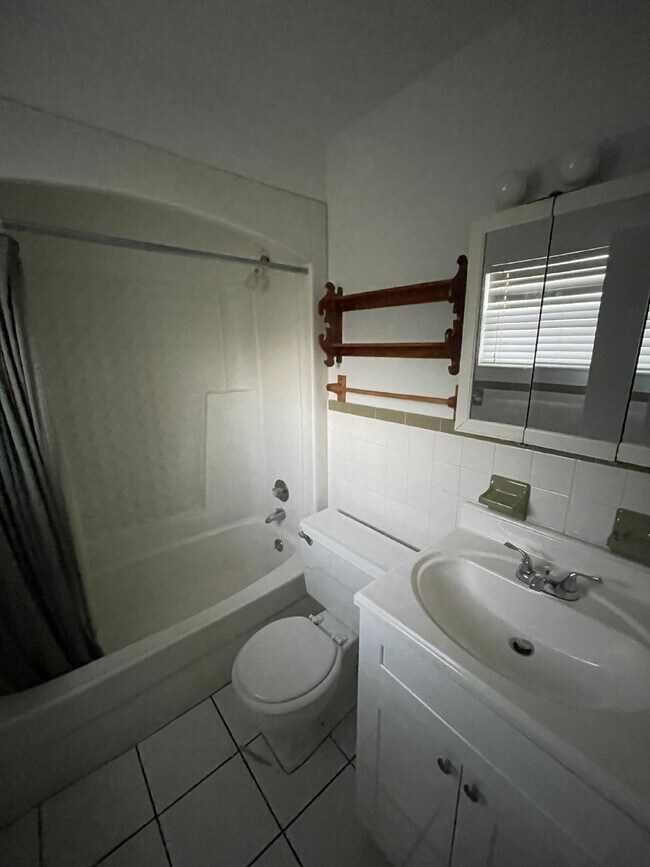 Building Photo - 2-bedroom, 2-bathroom Duplex available.