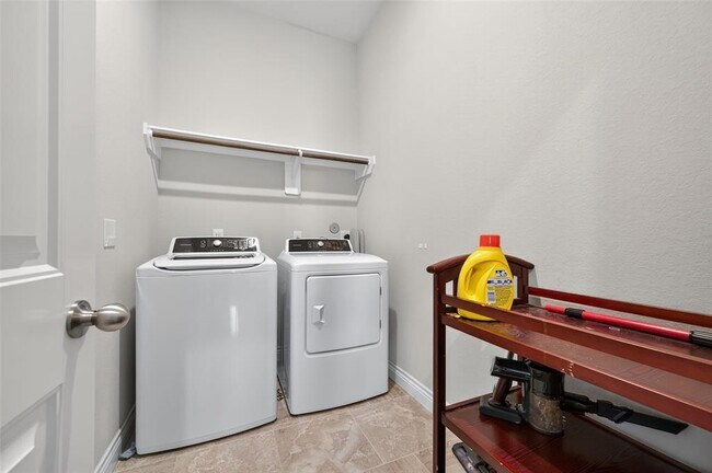 Building Photo - 4947 Thunder Creek Ln