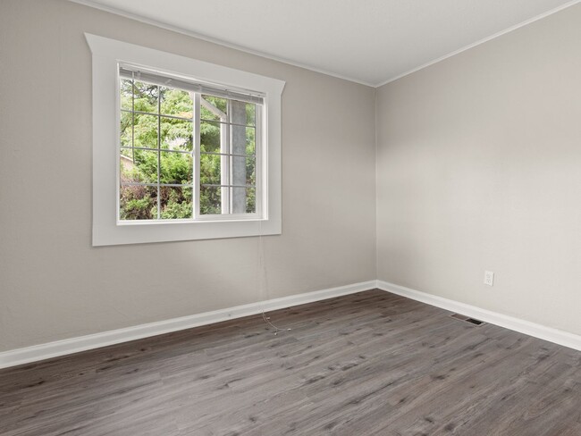 Building Photo - Cozy 2 bedroom, 1 bath now available in NE...