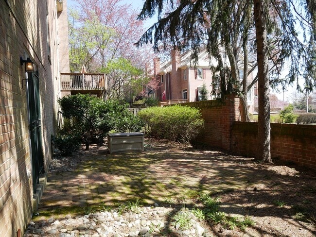 Building Photo - 4 Bedroom 3.5 Bath Corner Unit Townhouse o...