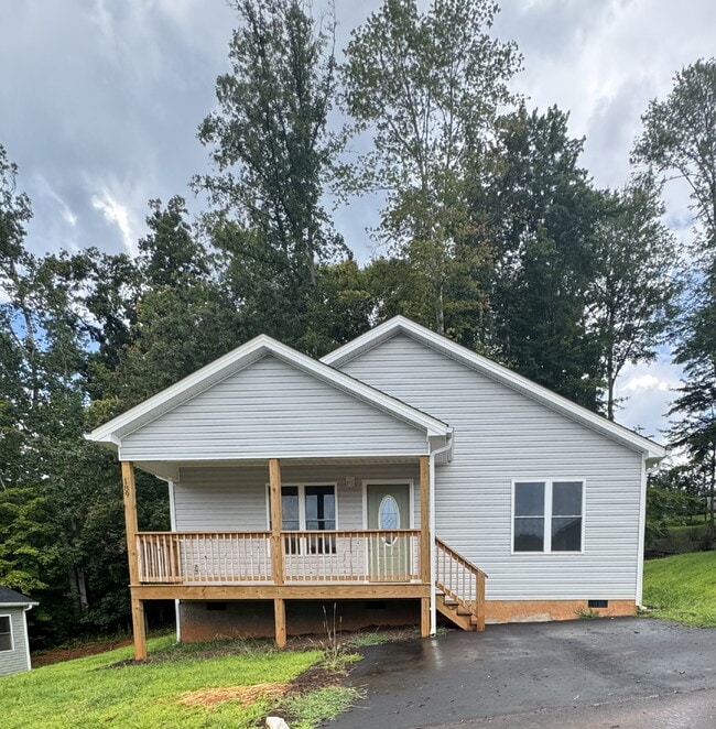 Building Photo - "Charming 3-Bedroom Retreat with 2 Full Ba...