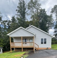 Building Photo - "Charming 3-Bedroom Retreat with 2 Full Ba...