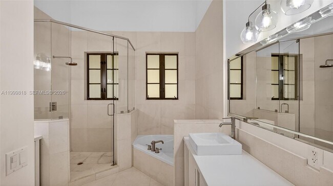 Building Photo - 622 Malaga Ave