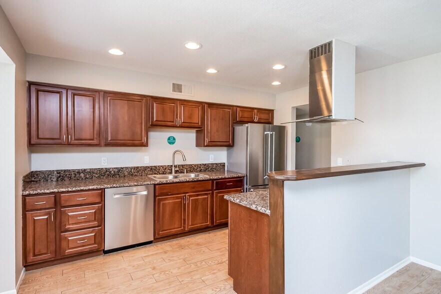 Building Photo - 736 W El Prado Rd