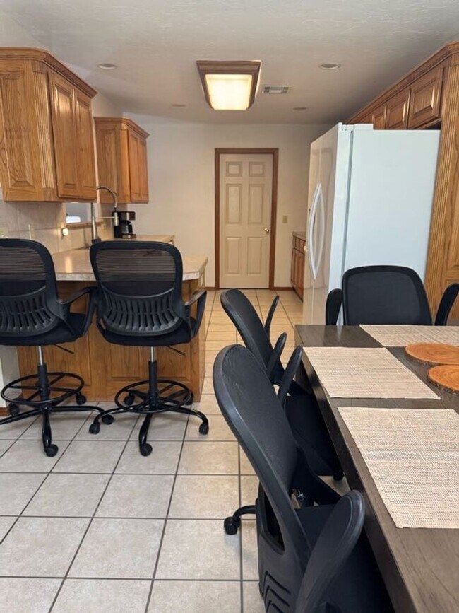 Building Photo - Fully Furnished, Short-Term Rental - (3) Bed/(2) Bath + Office! Pool Access!