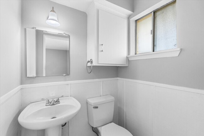 Building Photo - 7714 Renwick Dr