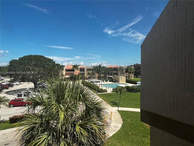 Building Photo - 240 Lakeview Dr