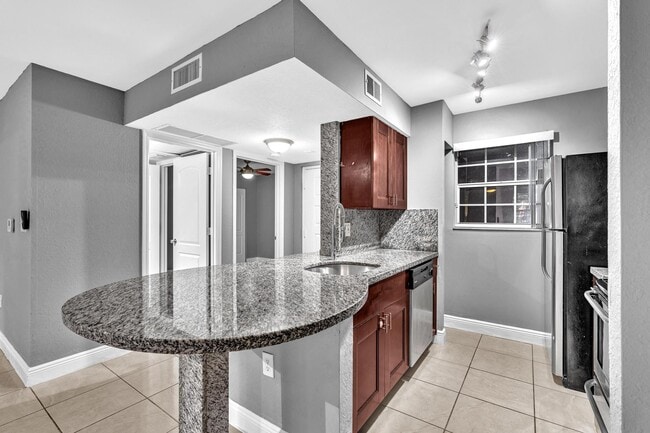 Primary Photo - 2890 N Oakland Forest Dr