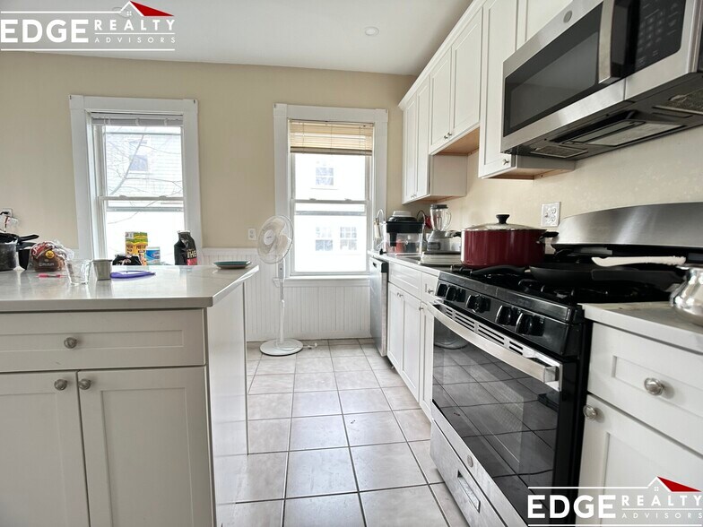 Building Photo - 74 Leicester St