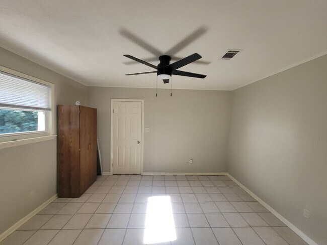Building Photo - 225 Pecan Dr