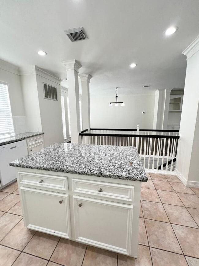 Building Photo - Stunning 4/3/2 Townhome in the Museum District !!!